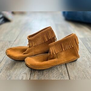 NWOT Minnetonka Fringed Suede Moccasin Boots Sz 7